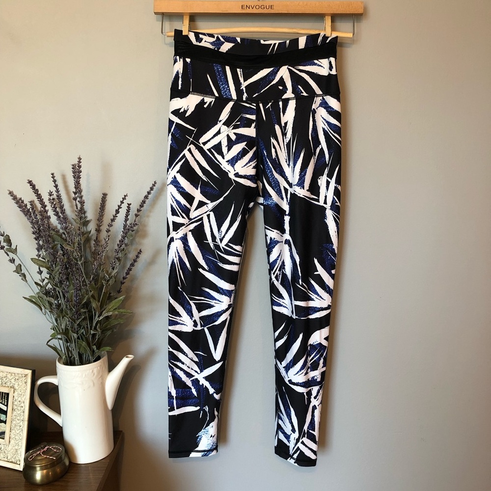 Tropical print active leggings.